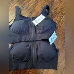 Women's Black Zipper Front Sports Bra hugger vida prairie wear